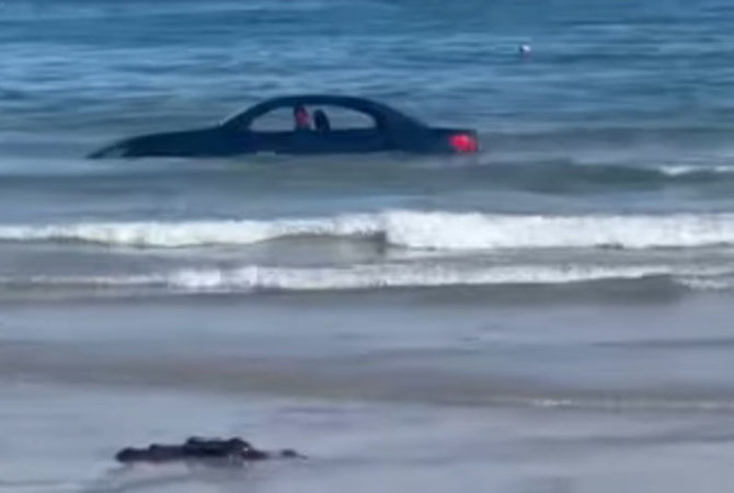 Aparece un auto de lujo flotando con gente adentro