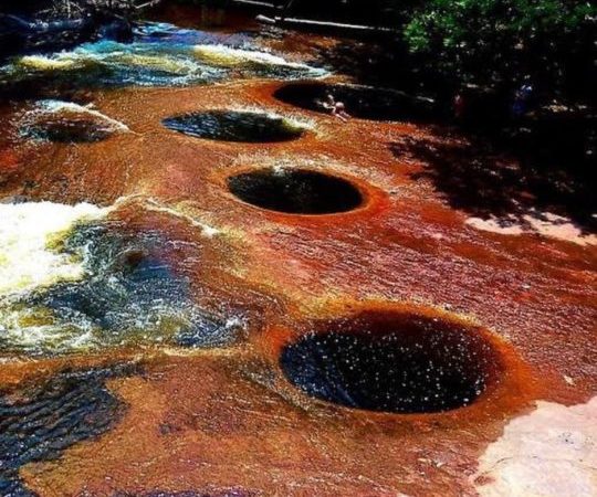 Misteriosos “agujeros” en un río del Amazonas intrigan a Internet; ¡vea!