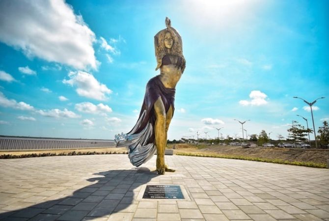 Inauguran estatua gigante de Shakira en Colombia